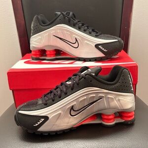 New Nike Shox R4 Black and Silver Athletic Shoes Size 4 1/2 4.5 Youth 6 Women’s